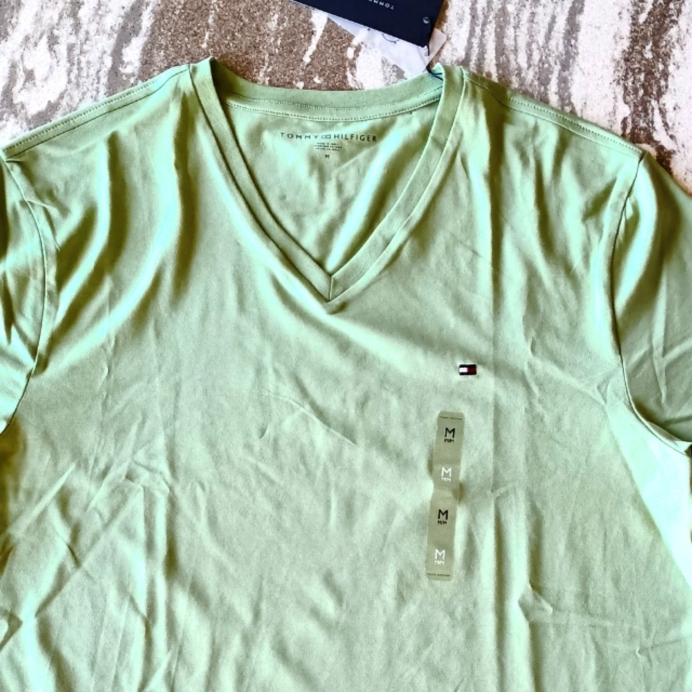 Tommy Hilfiger Men's V-Neck T-shirt New Size Medium